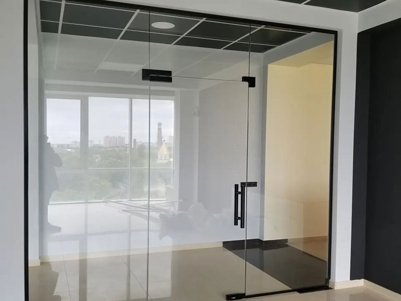 Современные стеклянные перегородки и двери на заказ в офисном стиле